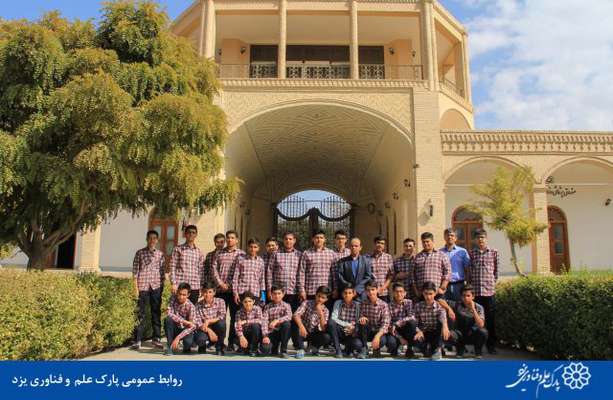 گزارش تصویری بازدید دانش آموزان مدرسه جواد الائمه از پارک علم و فناوری یزد